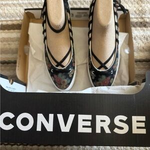 Converse Black floral tie-up sandal Sneakers Canvas Classic New in Box - Size 6